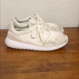 White Nike Roshe
